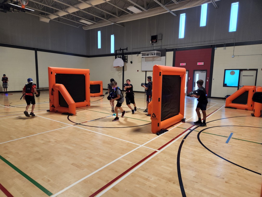 Activité de laser tag dans un gymnase d'une école